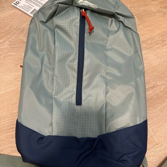 NWT Ozark Trail Day Pack 10L Light Green Light Weight Hiking Back pack - Picture 1 of 6